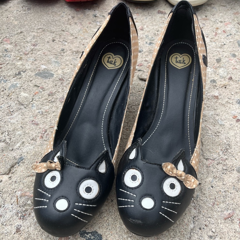 T.U.K Women's Black and Tan Cat Face Heels 10.5 11
